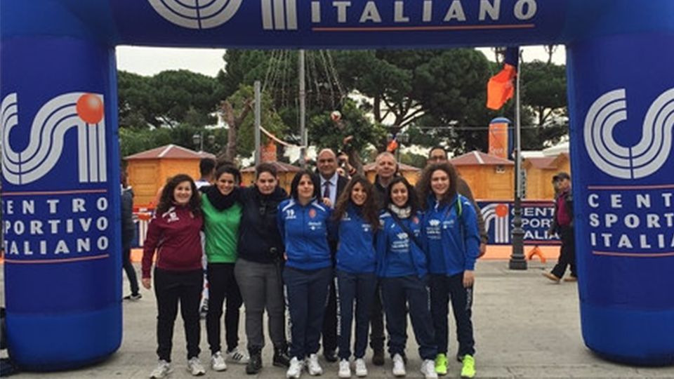 Sejumlah pemain futsal perempuan yang berkampanye melawan campur tangan mafia di sepakbola Italia. Copyright: © thelocal.it